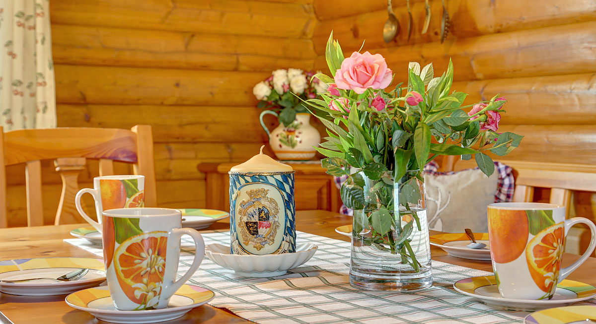 gedeckter Tisch im Ferienhaus Bayerwald